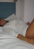 Скромница Настя валяется на кровати без одежды 15 фотография