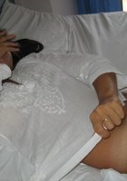 Скромница Настя валяется на кровати без одежды 6 фото