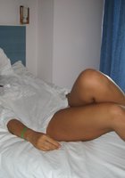 Скромница Настя валяется на кровати без одежды 11 фото