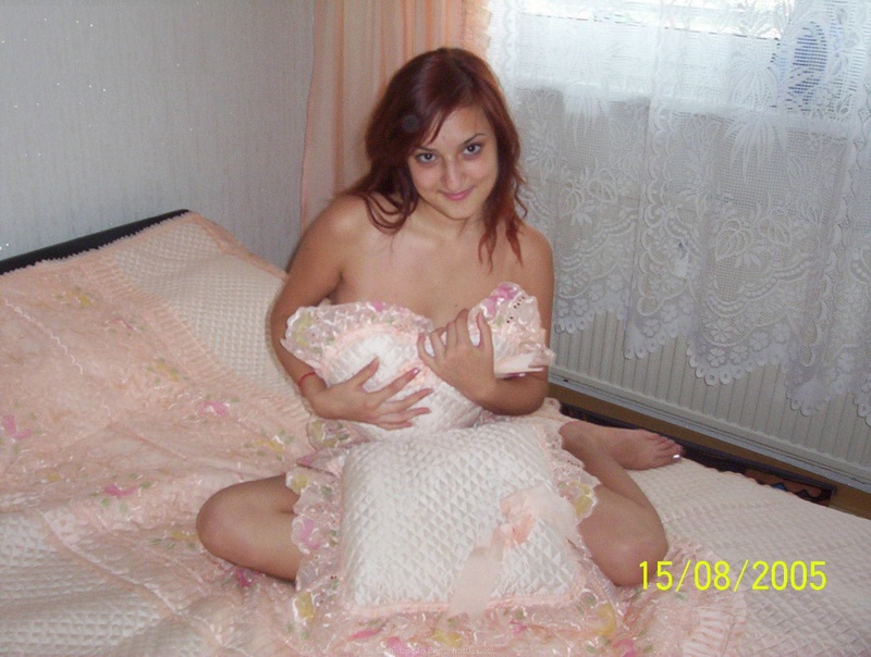 Армянка в трусиках легла на двуспальную кровать 14 фотография
