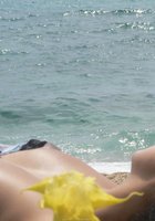 Беременная шалунья отдыхает топлес с подругами  на пляже 8 фото