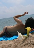 Беременная шалунья отдыхает топлес с подругами  на пляже 6 фото