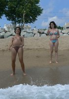 Беременная шалунья отдыхает топлес с подругами  на пляже 11 фотография
