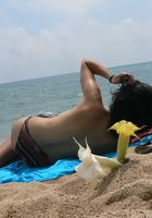 Беременная шалунья отдыхает топлес с подругами  на пляже 5 фото