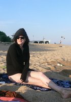 Беременная шалунья отдыхает топлес с подругами  на пляже 17 фотография