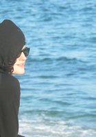 Беременная шалунья отдыхает топлес с подругами  на пляже 20 фото