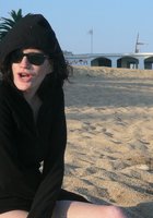 Беременная шалунья отдыхает топлес с подругами  на пляже 18 фотография