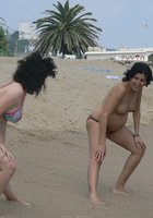 Беременная шалунья отдыхает топлес с подругами  на пляже 15 фото
