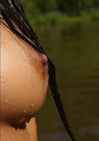 Очаровательная смугляночка отдыхает на водоеме 8 фото