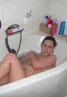 Голая марамойка купается в ванне 1 фото