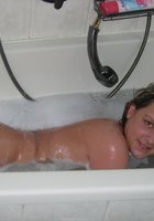Голая марамойка купается в ванне 7 фото