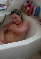 Голая марамойка купается в ванне 3 фото