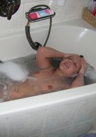 Голая марамойка купается в ванне 10 фото