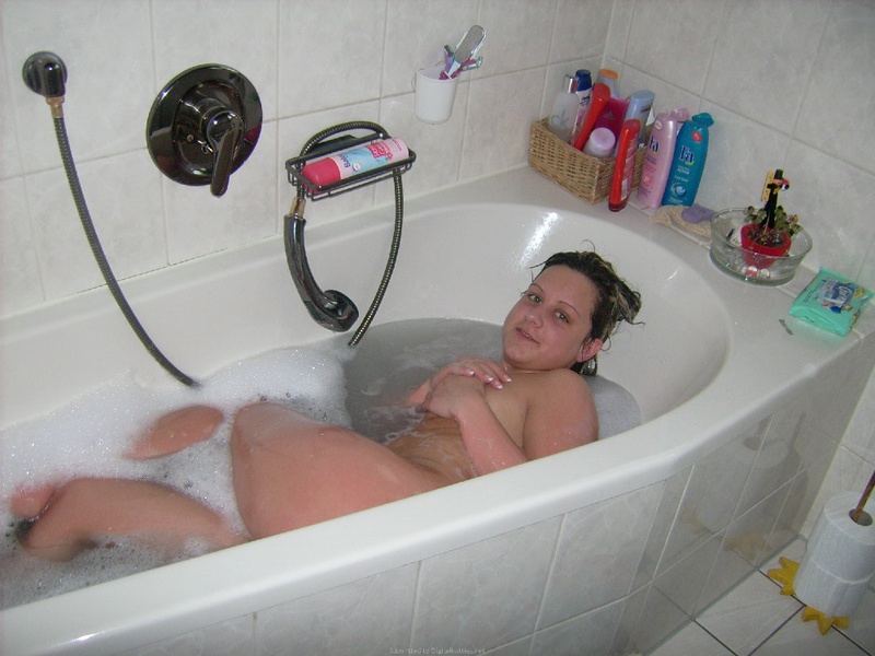 Голая марамойка купается в ванне 9 фотография