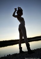 Бреа стоит на берегу озера во время заката 17 фотография