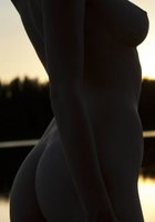 Бреа стоит на берегу озера во время заката 18 фотография