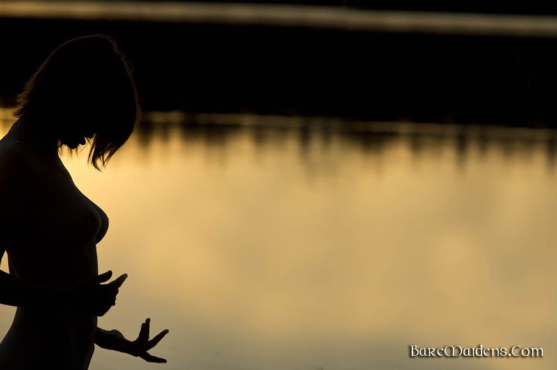 Бреа стоит на берегу озера во время заката 14 фотография