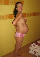 Даже беременность не мешает брюнетке оставаться в одних трусах 2 фото