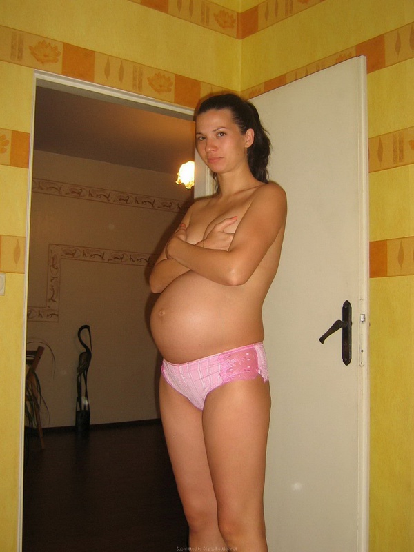 Даже беременность не мешает брюнетке оставаться в одних трусах 11 фотография
