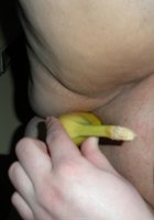 Пухлая девка пытается засунуть толстый огурец в жопу 23 фото