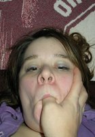 Пухлая девка пытается засунуть толстый огурец в жопу 27 фото