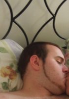 Мужик делает жене лежащей в постели куни 1 фотография