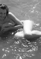 Оля купается в реке в голубеньких трусиках 7 фотография