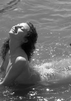 Оля купается в реке в голубеньких трусиках 8 фотография