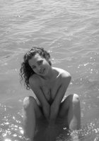 Оля купается в реке в голубеньких трусиках 6 фотография