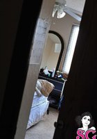 Зеленовласая Тилли лениво проводит выходной в кровати 3 фотография