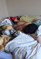 Зеленовласая Тилли лениво проводит выходной в кровати 4 фото