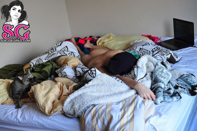 Зеленовласая Тилли лениво проводит выходной в кровати 4 фотография