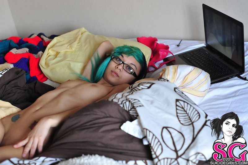 Зеленовласая Тилли лениво проводит выходной в кровати 20 фотография