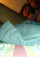 Молодуха лежит в постели в обнимку с голым мужем 14 фотография