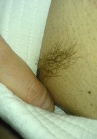 Молодуха лежит в постели в обнимку с голым мужем 5 фото