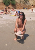 Потаскушка отдыхает на нудистском пляже без купальника 4 фото