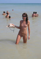 Потаскушка отдыхает на нудистском пляже без купальника 7 фотография