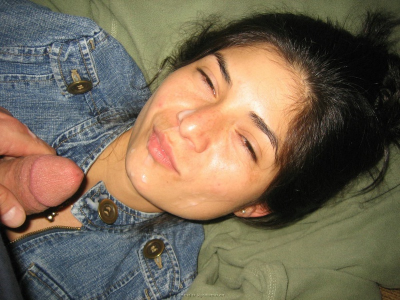 Брюнетистая подруга получила сперму на лицо 2 фотография