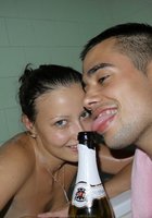Голая сучка принимает ванну попивая шампанское 7 фото