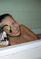 Голая сучка принимает ванну попивая шампанское 11 фото