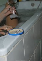Голая сучка принимает ванну попивая шампанское 2 фото