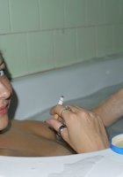 Голая сучка принимает ванну попивая шампанское 3 фото