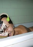 Голая сучка принимает ванну попивая шампанское 10 фотография