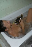 Голая сучка принимает ванну попивая шампанское 14 фото