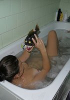 Голая сучка принимает ванну попивая шампанское 15 фотография