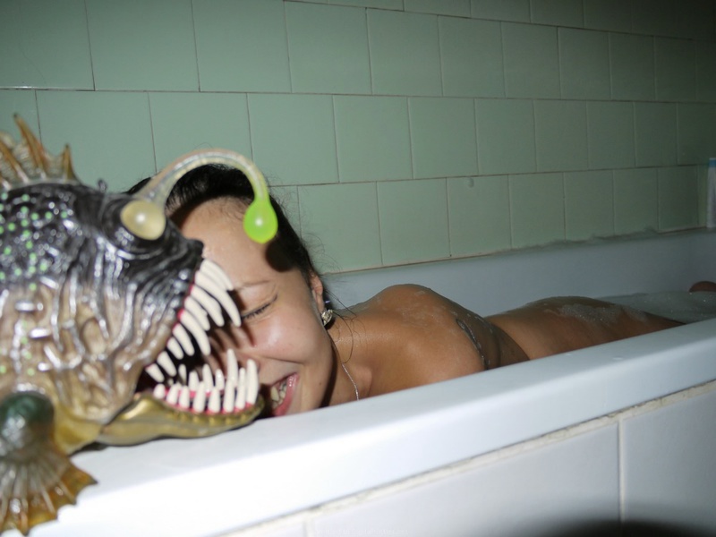 Голая сучка принимает ванну попивая шампанское 10 фотография