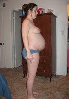 В квартире беременная брюнетка показала голое тело 4 фото