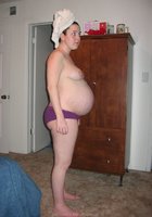 В квартире беременная брюнетка показала голое тело 3 фото
