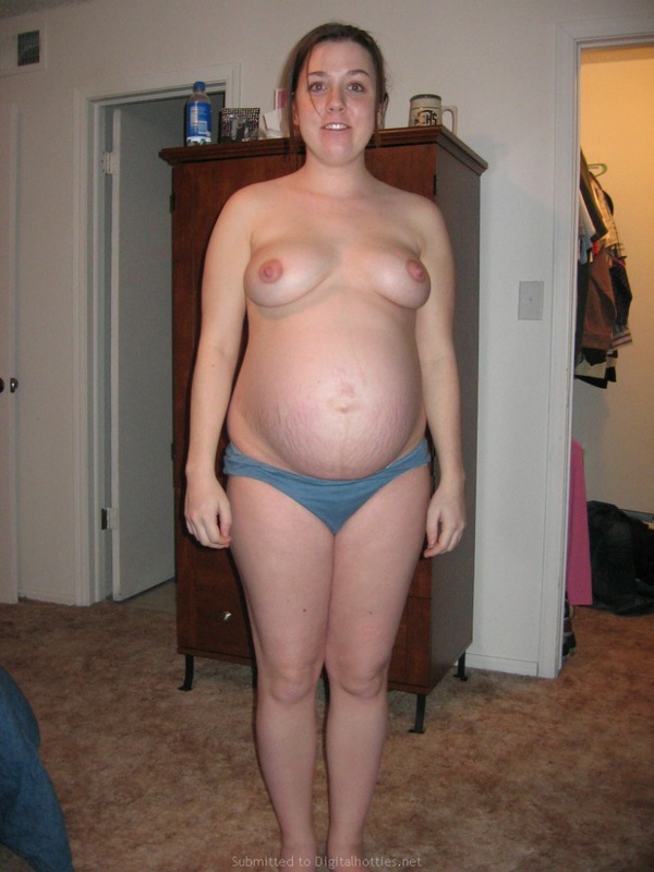 В квартире беременная брюнетка показала голое тело 7 фотография