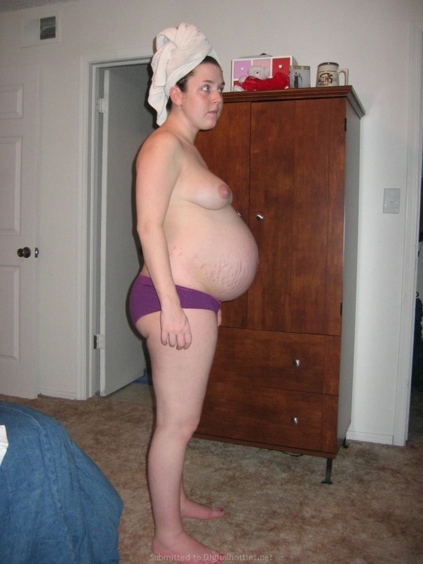 В квартире беременная брюнетка показала голое тело 3 фотография